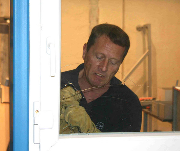 Einbruch durchs Fenster. Gut gesicherte Fenster halten stand, für schlecht gesicherte braucht der Einbrecher nur Sekunden. - Matthias Rehberger, GLASWELT