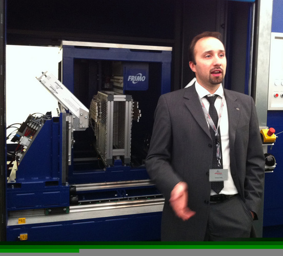 Andreas Heilig, Leiter Technik bei aluplast vor der Infrarotschweißanlage, die auf dem Betriebsgeländer zu Demonstrationszwecken aufgestellt wurde. - Daniel Mund / GLASWELT