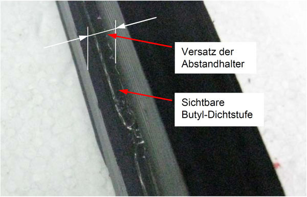 Bild 03: Verformungen beim Entfall der Klotzung 

Durch das Wegfallen der lastabtragenden Verklotzung kam es bei den Tests zur Verschiebung der Randverbünde an der mittleren Scheibe.