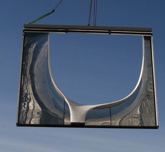 Dieses 6,50 mal 5 Meter große Fassadenelement besteht aus drei sphärisch gebogenen Scheiben und aus glasfaserverstärktem Kunststoff (GFK). - M. Jung