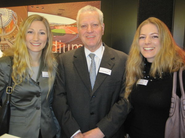 Die Dorma-Beitzerfamilie beim Pressetermin auf der BAU: Karl-Rudolf Mankel und seine Töchter Christine und Stephanie. - Matthias Rehberger, GLASWELT