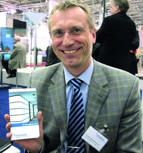 Thomas Stukenkemper stellte auf der BAU 2011 das neue GlasHandbuch des Flachglas MarkenKreises vor. - Matthias Rehberger, GLASWELT