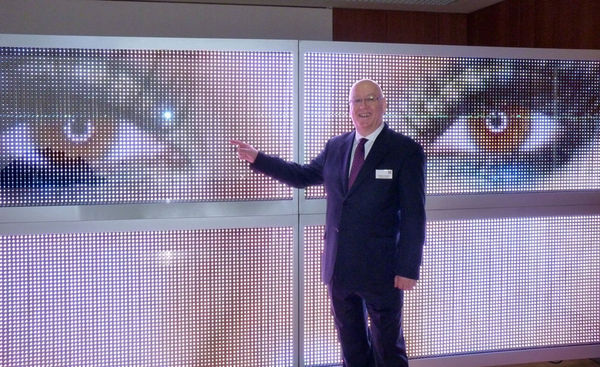 Geschäftsführer Reinhard Cordes bei der Vorstellung der neuen Medienfassade. Geschäftsführer Reinhard Cordes bei der Vorstellung der neuen Medienfassade.