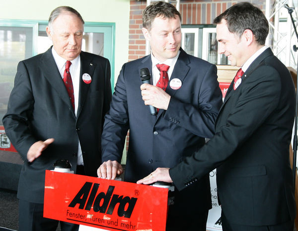 Startschuss für die neue Fertigungsanlage: Peter Albers, Jörg Holzgrefe und Jan-Peter Albers - Daniel Mund / GLASWELT