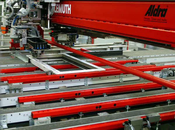 Der weltweit größte Dichtungseinzugsautomat steht jetzt bei Aldra - Daniel Mund / GLASWELT