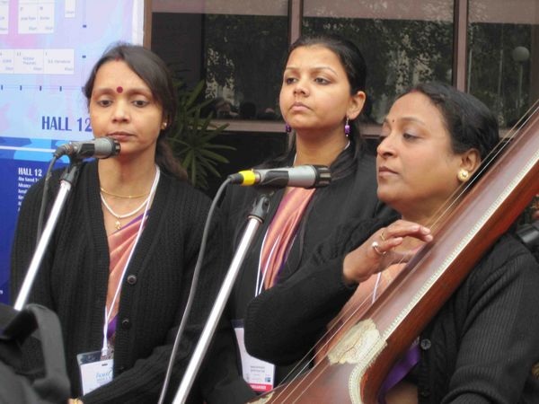 Mit Musik und dem traditionellen Entzünden von Feuer wurde am 24. Februar 2011 die erste fensterbau/frontale India eröffnet. - Matthias Rehberger, GLASWELT