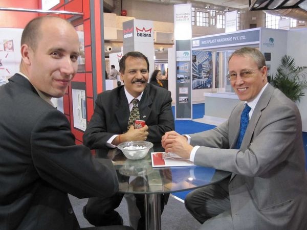 Christian Feldmann (li.) von Aluplast im Gespräch mit Messeleiter Willy Viethen (re.). - Matthias Rehberger, GLASWELT