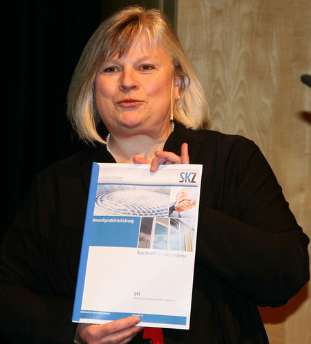 Ulrike Grawe, die als Geschäftsführerin der EPPA (Europäischer Verband der Hersteller von PVC Fensterprofilen) die Umweltproduktdeklaration (EPD) am Beispiel von Kunststofffenster vorstellte. - Daniel Mund / GLASWELT