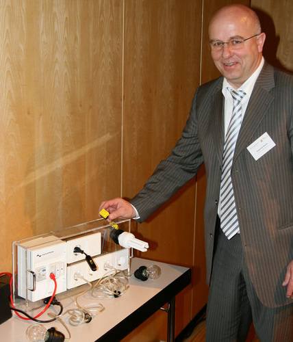 Siegfried Eberle präsentierte Digitalstrom (www.fe-tronic.de). Damit lassen sich Geräte und Elemente vernetzen, ohne dass ein zusätzliches Bussystem erforderlich ist. - Daniel Mund / GLASWELT