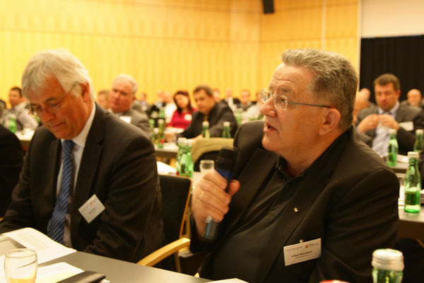 Volker Neumeyer von der IFN Holding (Internorm) im Publikum des Fenster-Türen-Treffs - Daniel Mund / GLASWELT