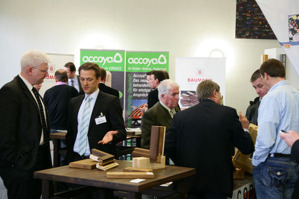 Reges Interesse auf der begleitenden Ausstellung auf den westdeutschen Fenstertagen - Daniel Mund / GLASWELT - © Daniel Mund / GLASWELT
