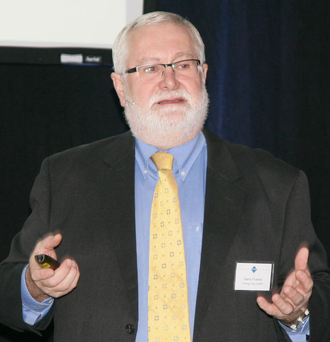 Hans Franke von Energy Glas stellte bei der Veka Tagung das neue 3-fach ISO mit ESG-Dünnglas vor - Daniel Mund / GLASWELT