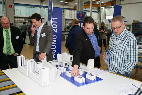 Tec-Tagungsteilnehmer im Gespräch mit den Veka Anwendungstechnikern. - Daniel Mund / GLASWELT