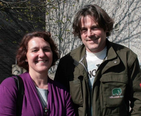 Wolfgang Brass, technischer Leiter des Kölner Zoos, und Anne Bong, Geschäftsführerin von Glas Bong. - Matthias Rehberger, GLASWELT