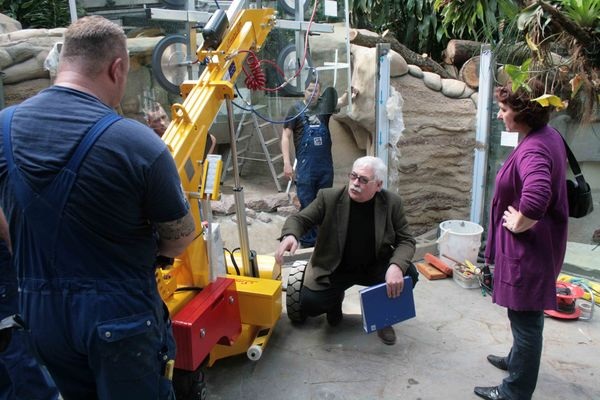 Transportspezialist Heinz Teupen von TGT gibt auf der Baustelle Tipps, wie man mit dem Smart Lift noch schneller und sicherer arbeiten kann. - Matthias Rehberger, GLASWELT