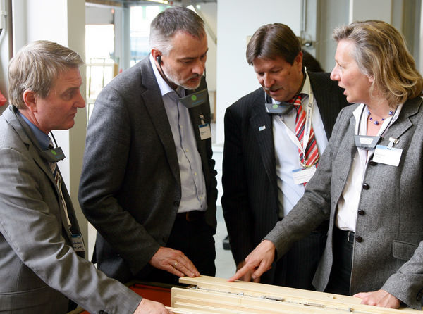 Fachsimpeln unter Experten (v.r.): Karin Lieb vom ift, Ulrich Tschorn (Geschäftsführer VFF), Wolfgang Jehl vom ift und Günter Weinbacher von der Otto-Chemie - Daniel Mund / GLASWELT