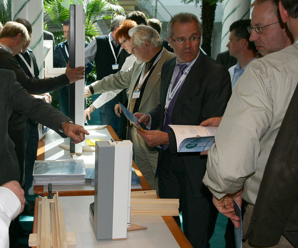 Fachtagung zum Anfassen: Teilnehmer beim Stand von 1AHunkeler - Daniel Mund / GLASWELT - © Daniel Mund / GLASWELT
