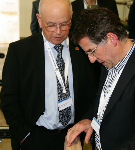 Heinz Blumenstein vom Bundesverband Holzfenster und Wilhelm Schillinger bei der "Endkontrolle" - Daniel Mund / GLASWELT