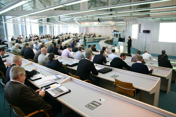 Voller Hörsaal: Rund 150 Teilnehmer kamen zur ift Fachtagung Holzfenster - Daniel Mund / GLASWELT - © Daniel Mund / GLASWELT
