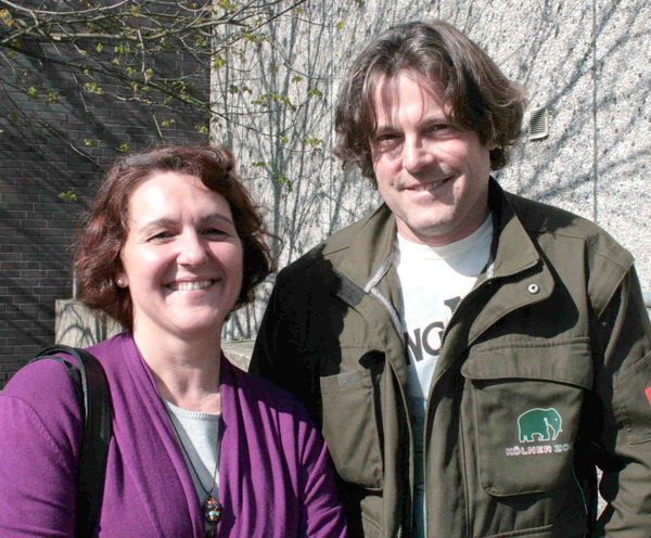 Wolfgang Brass, technischer Leiter des Kölner Zoos, und Anne Bong, Geschäftsführerin von Glas Bong. - Matthias Rehberger, GLASWELT