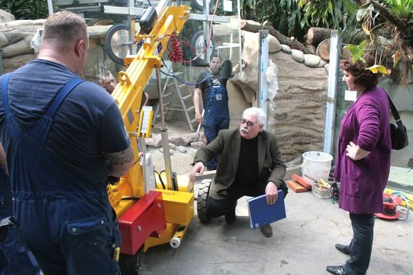 Transportspezialist Heinz Teupen von TGT gibt auf der Baustelle Tipps, wie man mit dem Smart Lift noch schneller und sicherer arbeiten kann. - Matthias Rehberger, GLASWELT