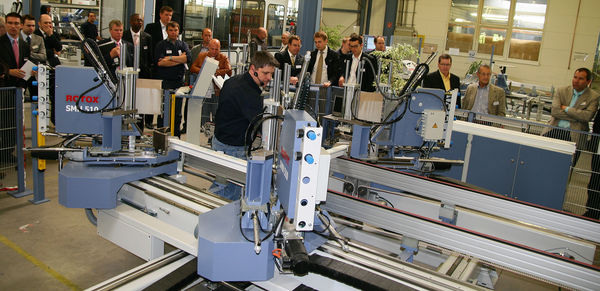 Präsentation der neuen Schweißanlage auf den Rotox-Produkttagen. Ganz rechts außen im Bild: Geschäftsführer Jochen Bliestle - Daniel Mund / GLASWELT