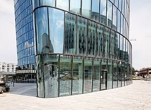 Transparenz und Offenheit durch eine 13.500 m2 große Glasfassade – 10.500 m2 davon lieferte Pilkington für HOCH ZWEI. - Pilkington, Fotograf: Eric Firley