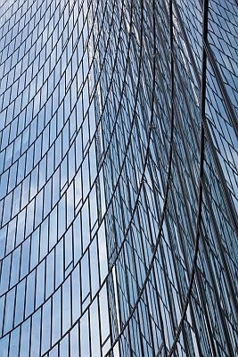 Pilkington lieferte 10.500 m2 des Funktionsglases Pilkington Suncool OptilamTM 50/25 für die Fassade des Bürohochhauses HOCH ZWEI in Wien. - Pilkington, Fotograf: Eric Firley