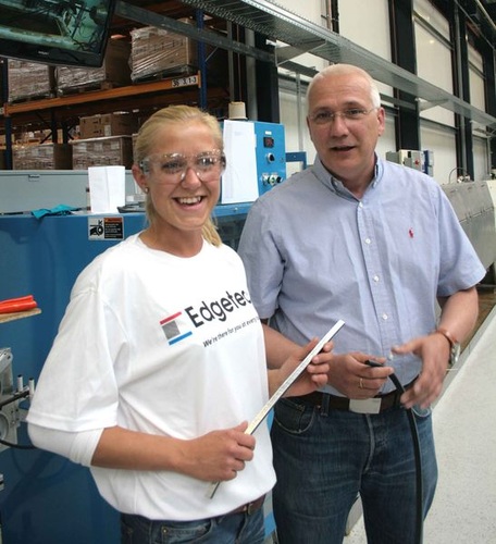 Produktionsleiter Ralph Brzezinski und Mitarbeiterin Katarzyna Sawicka begutachten die Spacer-Qualität in Heinsberg. - Matthias Rehberger, GLASWELT