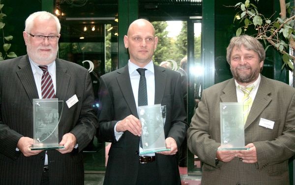 Die Preisträger (v.l.) Hans Franke (Energy Glas), Christian Dahlick(Oder-Glas) und Jochen Kirchner (Werksleiter Glaswerke Arnold, Merkendorf). - Matthias Rehberger, GLASWELT - © Matthias Rehberger, GLASWELT
