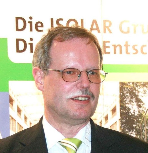 Klaus Hinterbrinker, der Leiter der Isolar-Glas Beratung, stellt die Wettbewerbsgewinner vor. - Matthias Rehberger, GLASWELT