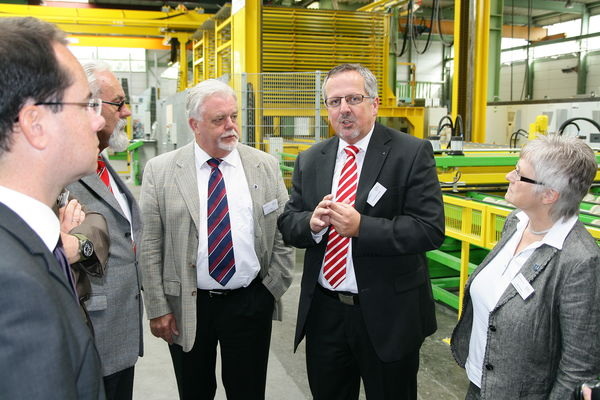 Hans-Joachim Arnold beim Firmenrundgang - Daniel Mund / Glaswelt