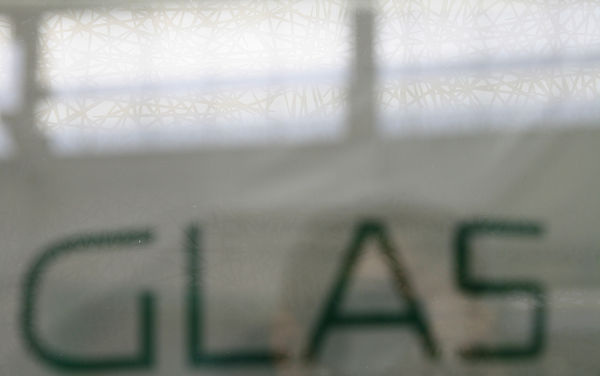 So wirkt Ornilux: im gespiegelten Bereich oben kann man die Markierungen erkennen. - © Daniel Mund / Glaswelt
So wirkt Ornilux: im gespiegelten Bereich oben kann man die Markierungen erkennen. - Daniel Mund / Glaswelt