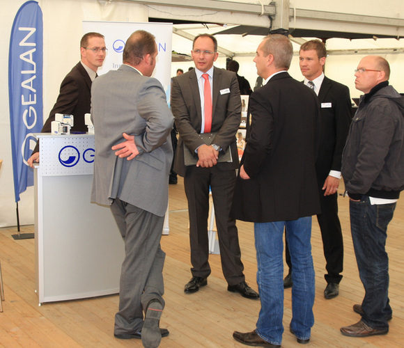 22 Unternehmen aus Profil, Beschlag und Fensterbausoftware nutzten die Gelegenheit über ihre neuesten Entwicklungen zu informieren (in der Bildmitte mit roter Krawatte: Vertriebsleiter Henning Mühlhaus) - AFS Federhenn