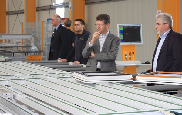 Vom Zuschnitt über Stabbearbeitung, Schweißen, Verputzen, Montage, bis hin zur Verglasung und automatischer Glassortierung konnten die Besucher sich die Anlagen live und in Aktion anschauen - AFS Federhenn