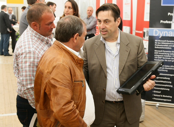 Stimmen der Aussteller zur Hausmesse: Jürgen Zinecker, Adulo-Geschäftsführer (Bildmitte): “Die Organisation und der Empfang war hervorragend. Auch das gut abgestimmte Rahmenprogramm der Messe fand bei den Besuchern viel Beachtung.“ Dabei freute er sich über die hohe Besucherzahl auf dem Adulo-Stand: “Wir hatten einer der am besten frequentierten Stände.“ - Daniel Mund / GLASWELT