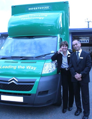 Blicken zuversichtlich in die Zukunft: Marion Klemm und Prokurist Jochen Hekele. - Matthias Rehberger, GLASWELT