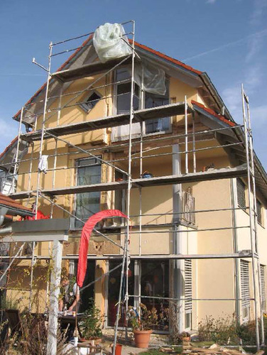 Wir nähern uns den faulen Stellen: Das Haus wird 

­komplett auf allen vier Seiten eingerüstet. - Wilfried Berger