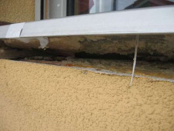 “Das haben wir alles nach Norm und den heutigen Richtlinien eingebaut!“, so der Fensterbauer vor Ort. Trotzdem wurden bauseits die Fensterbankfalze abgeschnitten, nur um den eigenen Schaden dem Bauherrn zu übertragen. - Wilfried Berger