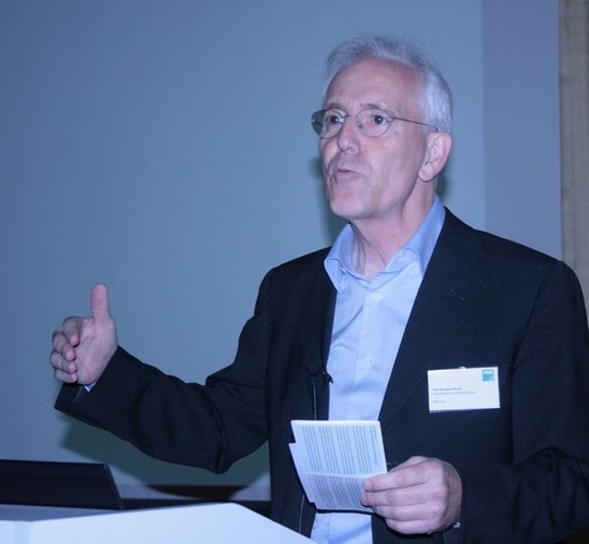 Prof. Bernhard Weller, Uni Dresden: "Wir feiern heute 15 Jahre konstruktiver Glassbau, Dieser Begriff wurde u.a. maßgeblich von Ulrich Knaack (heute Professor in Delft und an der Hochschule Lippe) mit geprägt." - Matthias Rehberger, GLASWELT - © Matthias Rehberger, GLASWELT
Prof. Bernhard Weller, Uni Dresden: "Wir feiern heute 15 Jahre konstruktiver Glassbau, Dieser Begriff wurde u.a. maßgeblich von Ulrich Knaack (heute Professor in Delft und an der Hochschule Lippe) mit geprägt." - Matthias Rehberger, GLASWELT - © Matthias Rehberger, GLASWELT