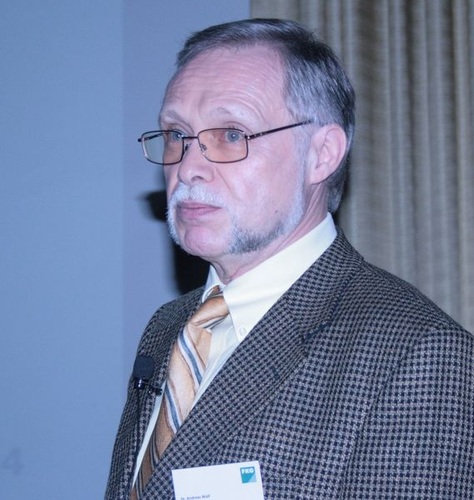 Dr. Markus Wolf, Dow Corning,

stellte mit dem transparenten Silikonfilm-Kleber (TSSA) eine neue Generation von Silikonklebern vor. - Matthias Rehberger, GLASWELT