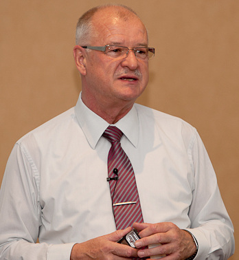 Vorstandsvorsitzender Dr. Eckhard Keill gibt auf einer Fachpressekonferenz am 26.10. in Warschau einen umfassenden Einblick in die wirtschaftliche Lage des Unternehmens - Rainer Hardtke / GLASWELT - © Rainer Hardtke / GLASWELT
