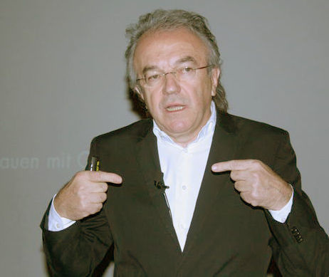 Prof. Werner Sobek äußerte sich kritisch über den Ansatz der Luftsichtigkeit. "Die Luftdichtigkeit von Gebäuden führt dazu, dass der Schadstoffgehalt in der Innenraumluft teils enorm hoch konzentriert ist." - Matthias Rehberger, GLASWELT - © Matthias Rehberger, GLASWELT
Prof. Werner Sobek äußerte sich kritisch über den Ansatz der Luftsichtigkeit. "Die Luftdichtigkeit von Gebäuden führt dazu, dass der Schadstoffgehalt in der Innenraumluft teils enorm hoch konzentriert ist." - Matthias Rehberger, GLASWELT - © Matthias Rehberger, GLASWELT