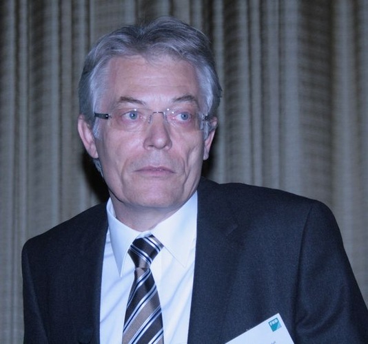 Dr.-Ing. Albrecht Burmeister, Delta X, referierte über tragende Gläser unter dynamischen Kurzzeitbelastungen (Explosionen). - Matthias Rehberger, GLASWELT