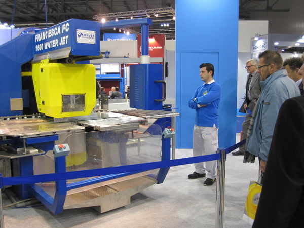Am Stand von Forvet wurde eine neue Maschine vorgestellt, mit der sich Gläser per Wasserstrahl schneiden und anschließend per Fräse weitervearbeiten lassen. - Matthias Rehberger, GLASWELT