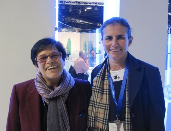 Messeleiterin Renata ­Gaffo (l.) beim Vitrum Gourmet Festival, wo vier italienische Sterne-Köche die Besucher verwöhnen. - Matthias Rehberger, GLASWELT