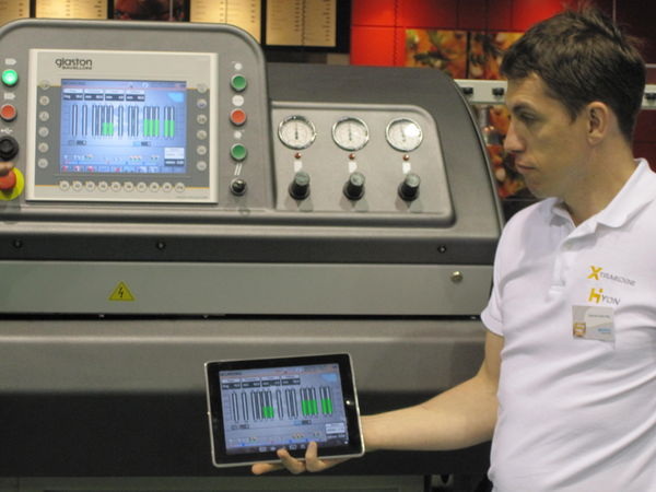 Am Stand von Glaston wurde demonstriert, wie man Anlagen per IPad konfigurienen und steuern kann. - Matthias Rehberger, GLASWELT