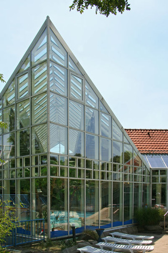 Auch hochwertige 2-fach-Verglasungen ­liefern einen wichtigen Beitrag zur ­Energieeinsparung, wie hier bei der Sanierung des Glasdachs im Schwimmbad “Copa Ca Backum“ in Herten.