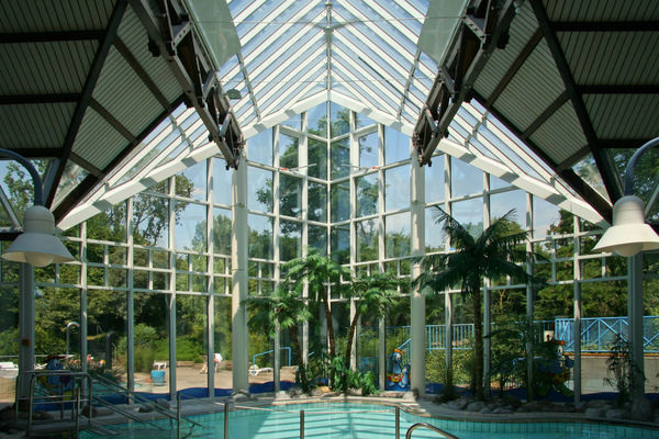 Gerade bei der Sanierung lässt sich nicht immer 3-fach-Isolierglas verwenden, wie hier am Beispiel einer Hallenbad-Fassade. In solchen Fällen sind clevere Konzepte mir 2-fach-ISO gefragt.