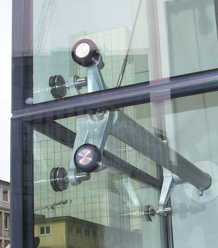 Bei den Aufzugverglasungen des Skylight-Centers in Frankfurt sind die Isolierglashalter ZK CI 46 70 von gebo im Einsatz. Bei den Aufzugverglasungen des Skylight-Centers in Frankfurt sind die Isolierglashalter ZK CI 46 70 von gebo im Einsatz.